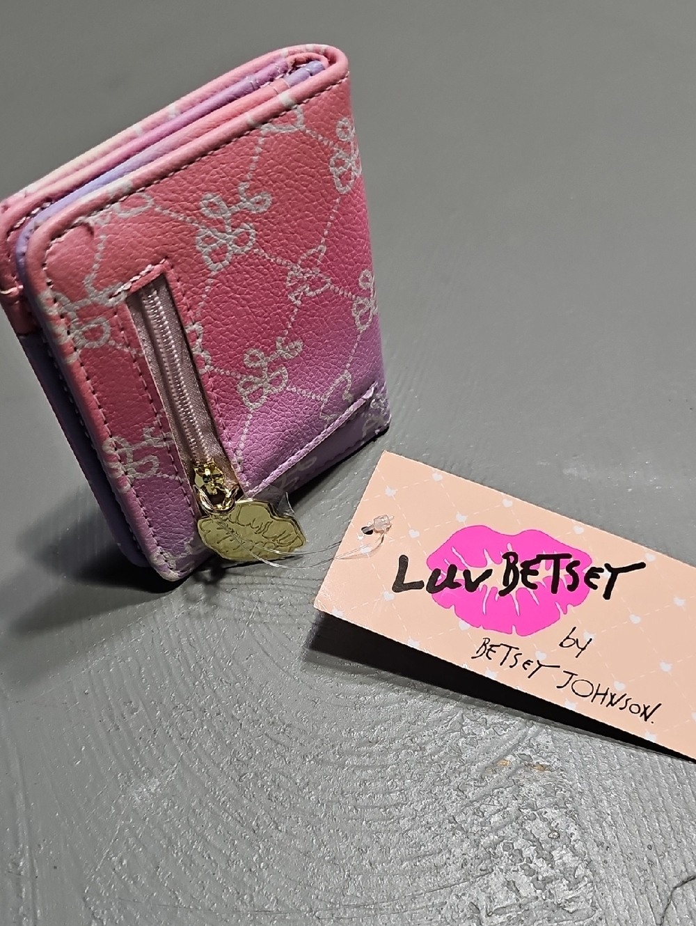Luv Betsey By Betsy Johnson Cute Ombre Snap Card ID Compact Wallet NWT